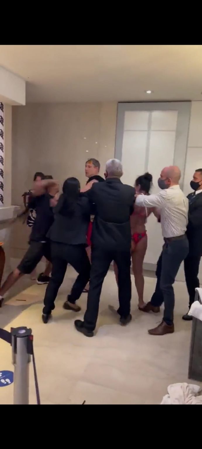 Mulher agride homem de Rastas E ele reage